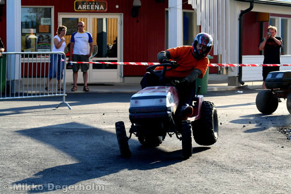 P&auml;&auml;lt&auml;ajettavien ruohonleikkureiden 3h kest&auml;vyysajot 11.8.2007, Himos