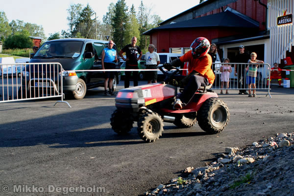 P&auml;&auml;lt&auml;ajettavien ruohonleikkureiden 3h kest&auml;vyysajot 11.8.2007, Himos