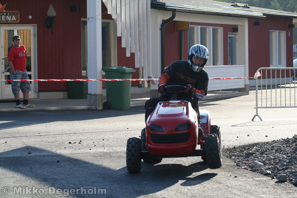 P&auml;&auml;lt&auml;ajettavien ruohonleikkureiden 3h kest&auml;vyysajot 11.8.2007, Himos