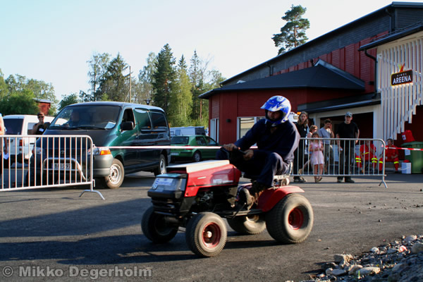 P&auml;&auml;lt&auml;ajettavien ruohonleikkureiden 3h kest&auml;vyysajot 11.8.2007, Himos