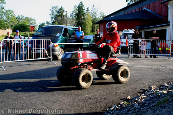 P&auml;&auml;lt&auml;ajettavien ruohonleikkureiden 3h kest&auml;vyysajot 11.8.2007, Himos