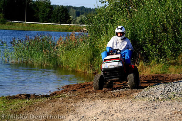 P&auml;&auml;lt&auml;ajettavien ruohonleikkureiden 3h kest&auml;vyysajot 11.8.2007, Himos