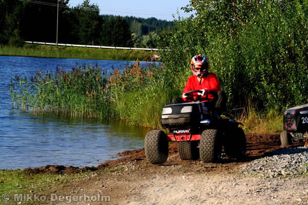 P&auml;&auml;lt&auml;ajettavien ruohonleikkureiden 3h kest&auml;vyysajot 11.8.2007, Himos