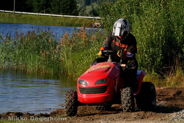 P&auml;&auml;lt&auml;ajettavien ruohonleikkureiden 3h kest&auml;vyysajot 11.8.2007, Himos