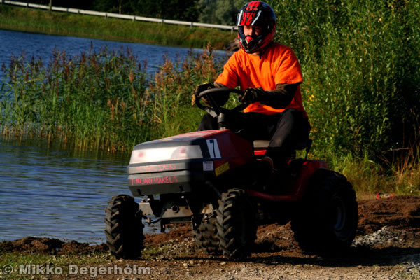 P&auml;&auml;lt&auml;ajettavien ruohonleikkureiden 3h kest&auml;vyysajot 11.8.2007, Himos