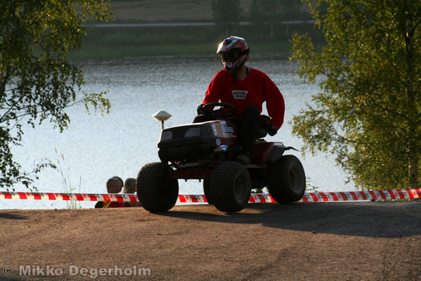 P&auml;&auml;lt&auml;ajettavien ruohonleikkureiden 3h kest&auml;vyysajot 11.8.2007, Himos