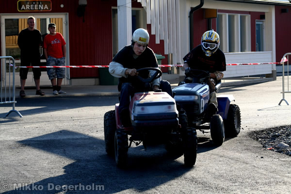 P&auml;&auml;lt&auml;ajettavien ruohonleikkureiden 3h kest&auml;vyysajot 11.8.2007, Himos