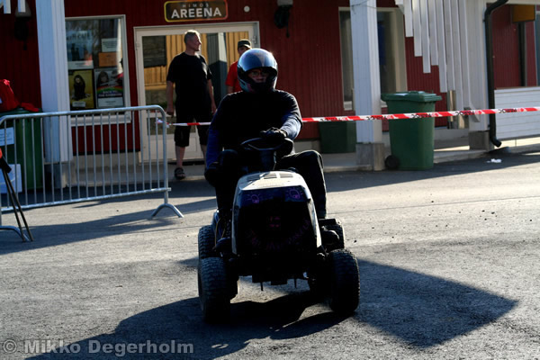 P&auml;&auml;lt&auml;ajettavien ruohonleikkureiden 3h kest&auml;vyysajot 11.8.2007, Himos